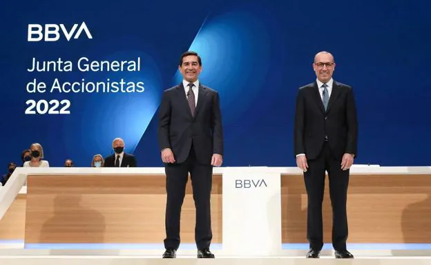 The president of BBVA, Carlos Torres, together with the CEO Onur Genç. 