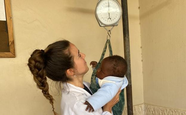 «Momentua egokia iruditu zait Afrikako herrialde bat ezagutu eta nire laguntza eskaintzeko»