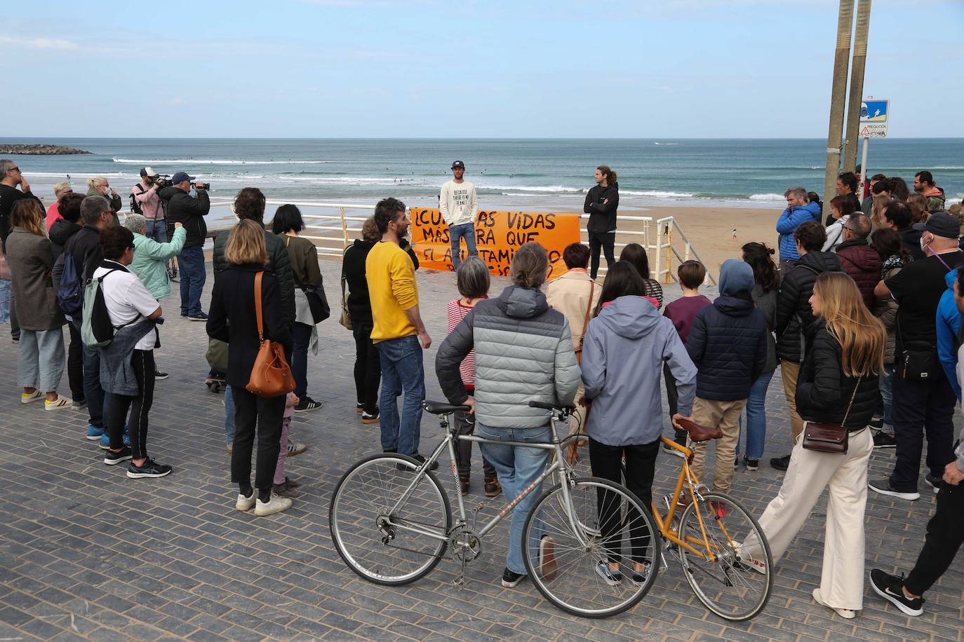 Surfistas de la Zurriola homenajean a Randall Cory en un acto en el que han leído una carta de agradecimiento de su familia