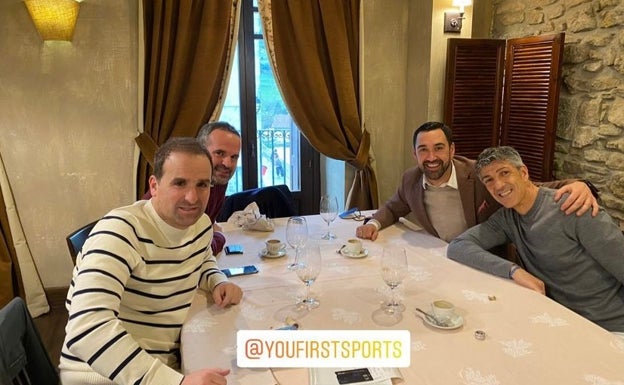 Imanol Alguacil disfruta junto a su agente y Jagoba Arrasate