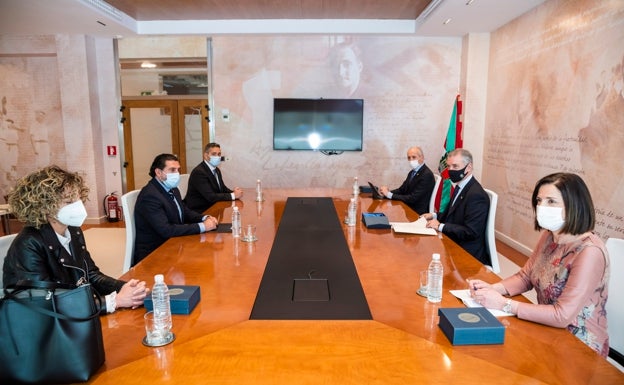 Iñigo Urkullu se compromete a colocar en las comisarías placas en memoria de los ertzainas asesinados por ETA