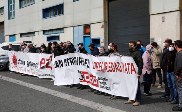 Concentración por la muerte de un trabajador de 57 años en Zegama