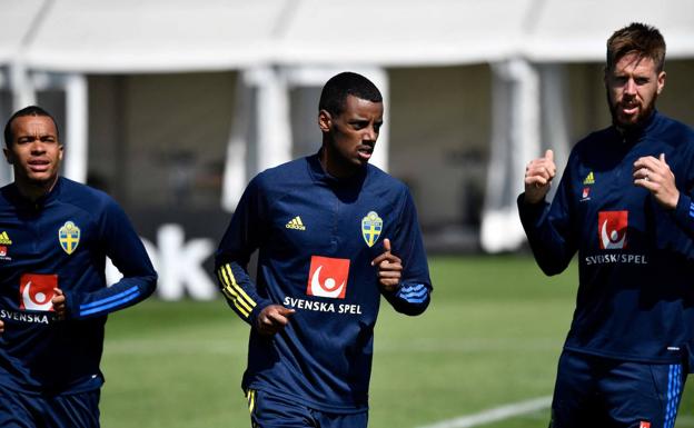 Alexander Isak y Mathew Ryan juegan hoy con sus selecciones