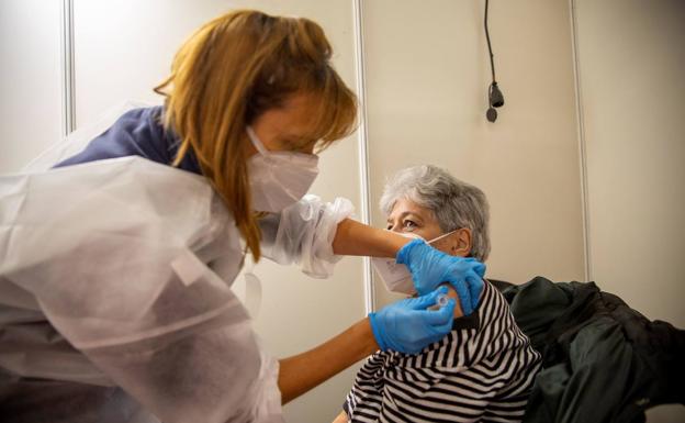 Siete de cada 10 mayores de 65 años se vacunaron el pasado año contra la gripe en Euskadi