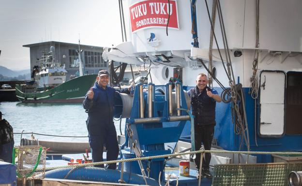 Los arrantzales vuelven a la mar por «miedo a que se nos vaya el verdel»