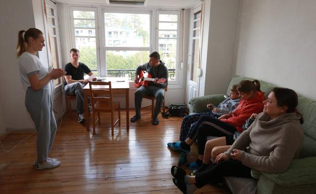 Cristina y Denys acogen a diez familiares en su casa de Irun: «escaparon de milagro»