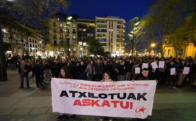 La pacífica huelga de estudiantes en el campus de Donostia contrasta con los 34 detenidos en Vitoria