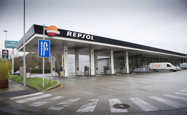 Repsol baja 10 céntimos el litro de combustible y entra en la guerra de precios con las 'low cost'