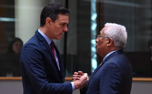 Pedro Sánchez greets António Costa, Portuguese Prime Minister.