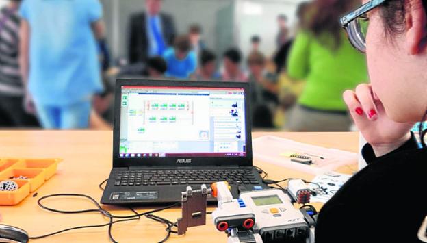 Campamento tecnológico sobre robótica y programación para jóvenes