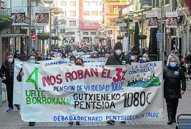 Los pensionistas protestan por las dificultades de trámites en los bancos
