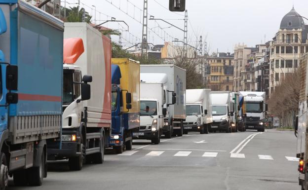 La huelga del transporte se encona y entra en su tercera semana tras el apoyo de Hiru