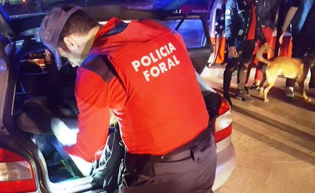 32 denunciados por portar armas, drogas y desórdenes en una «megafiesta» en Dantxarinea