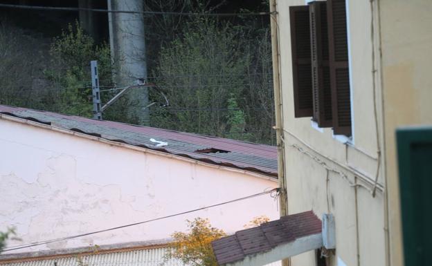 Muere un trabajador de 60 años tras caer de la cubierta de un taller en Eibar