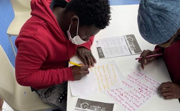 Korrikaren testua hizkuntza ezberdinetara itzultzen: wolof, serer, mandinka, errumaniera, amazight, hassaniera, arabiera…