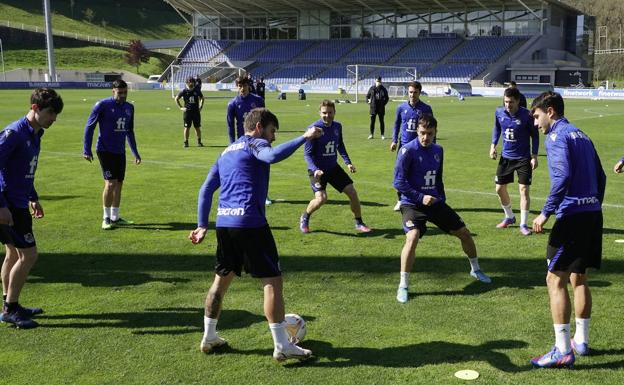 Nacho Monreal vuelve al grupo y Carlos Fernández se ejercita al margen por molestias en el sóleo