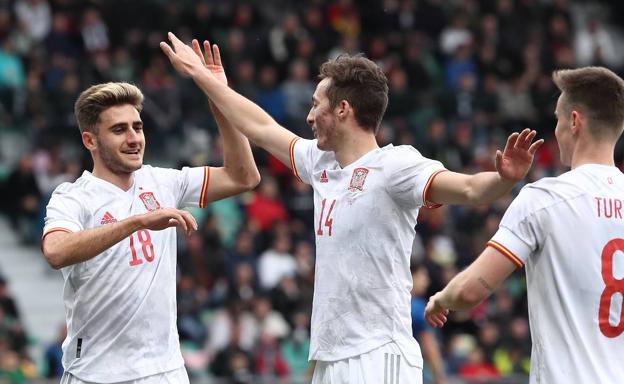 Un golazo del txuri-urdin Robert Navarro clasifica a la Sub-21 al Europeo