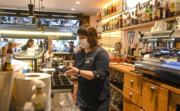 Hosteleros suben 10 céntimos la bebida y 50 las raciones por la factura de la luz