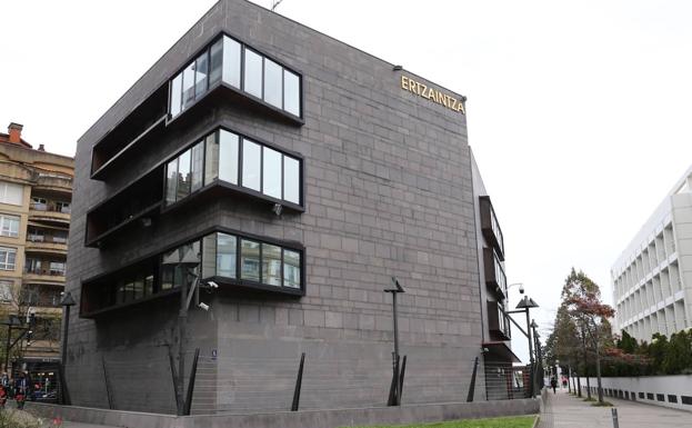 Se camufla entre ropa para no ser detenido mientras robaba en un comercio de San Sebastián