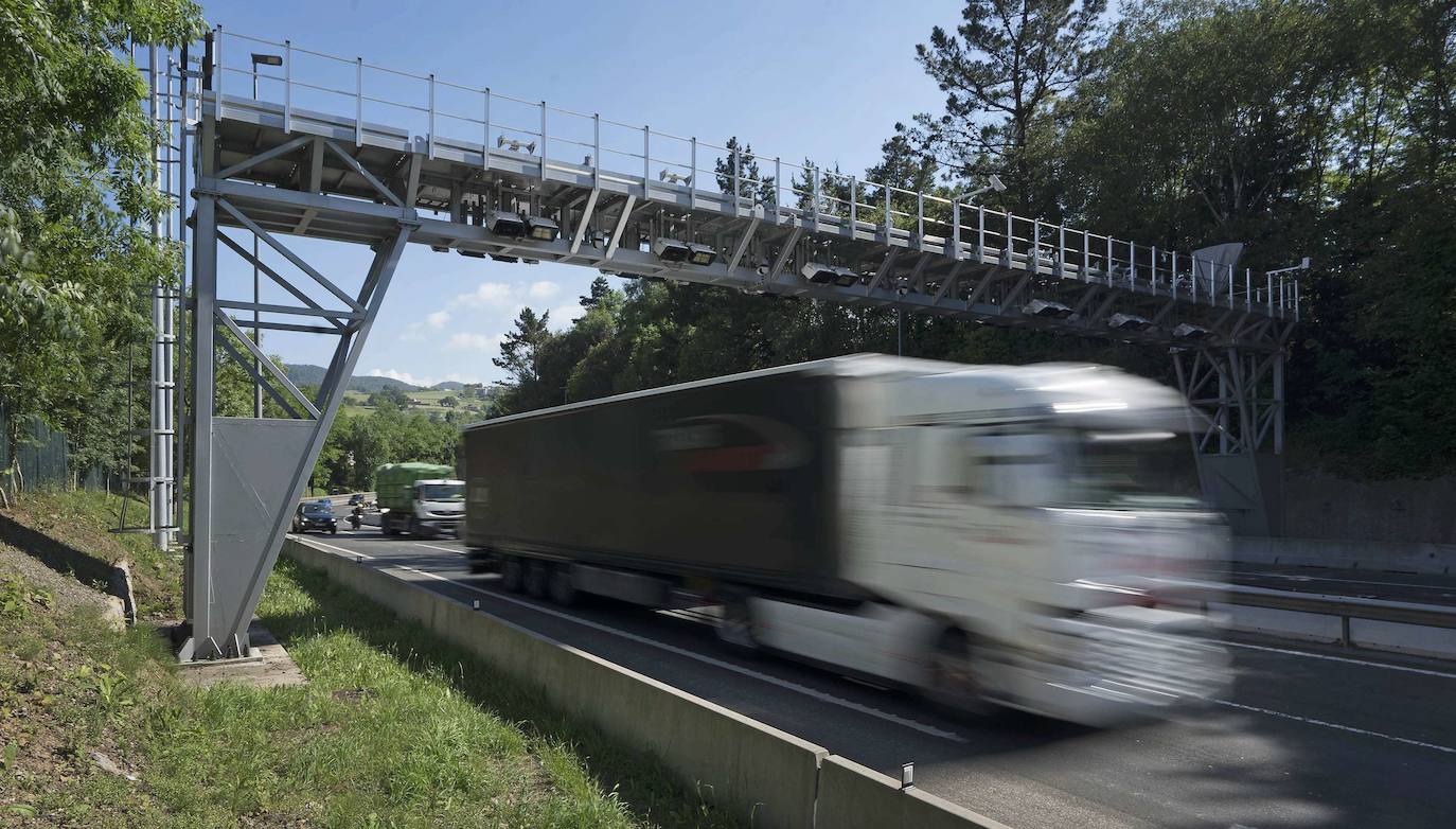 El peaje de camiones de la N-I vuelve a los tribunales: Fenadismer recurre también la tercera norma