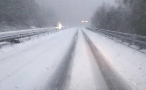Pamplona amanece bajo un manto de nieve