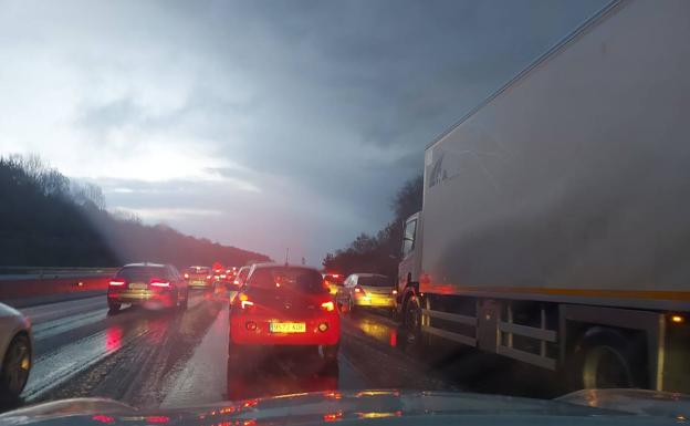 «El granizo convierte la AP-8 en una ratonera», explica un implicado en el accidente que ha colapsado la vía en Usurbil
