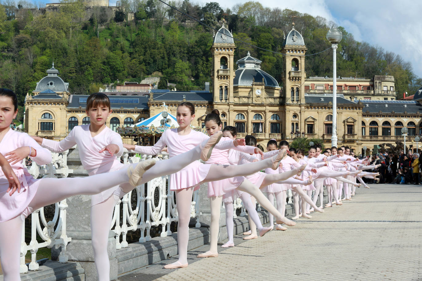 Vuelve la danza a la barandilla de La Concha