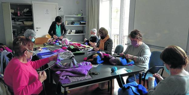 Madejas teje doce mantas para ayudar a los refugiados ucranianos