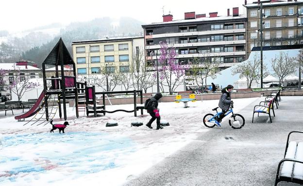 La nieve llegó a pie de calle