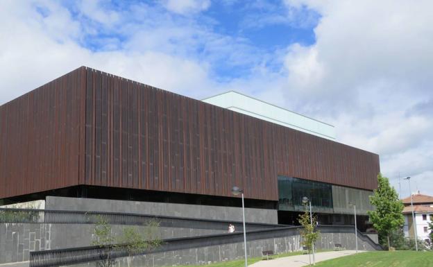 Homenaje a los expresidentes de la UDA antes del partido ante el Euskalduna