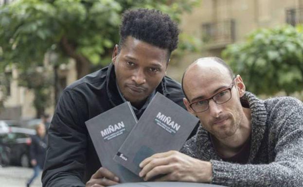 El Papa lee el libro de Amets Arzallus