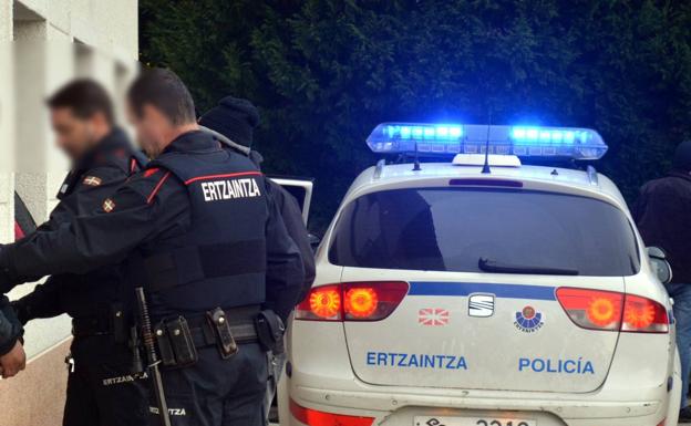 Cazado en Errenteria tras robar 1.600 euros en monedas y billetes en una farmacia