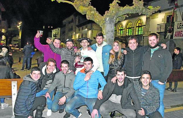 Jokin Altunak amezketarrekin ospatu zuen Binakako Txapela