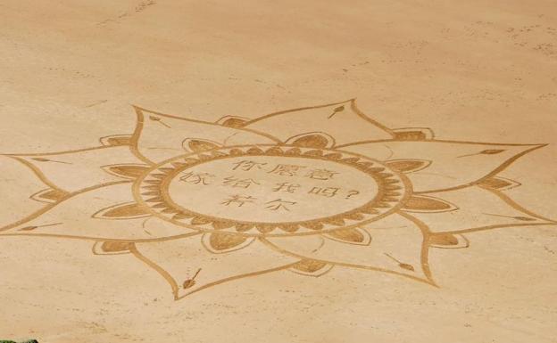 La petición de matrimonio más original de la playa de Biarritz