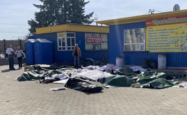 Bags with various corpses at the Kramatorsk station. 