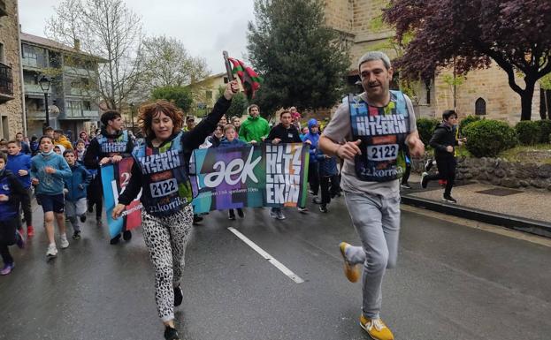 Idiazabalek festaz eta umorez jaso du Korrika