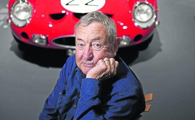 «No pongo música en el coche. Prefiero conducir oyendo el motor»