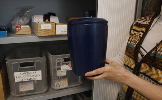 El misterio de la urna con las cenizas de un muerto olvidada en un parque de Vitoria