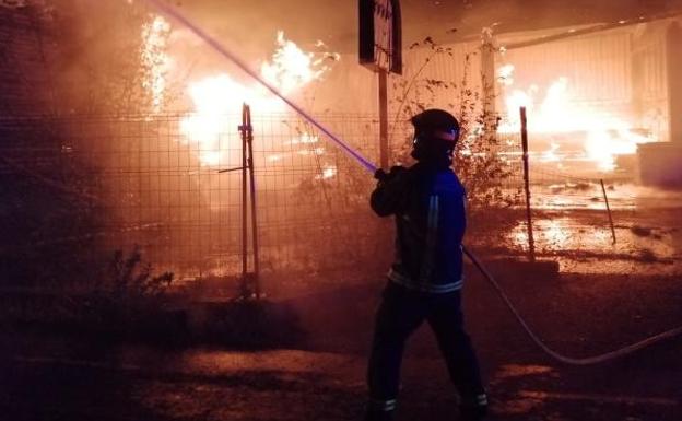 Un incendio destruye una serrería en Lesaka