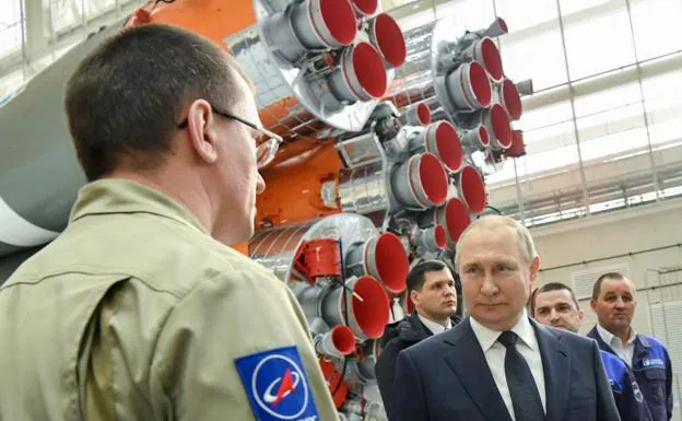Putin talks with one of the cosmodrome workers, who visited accompanied by his Belarusian counterpart, Alexander Lukashenko.