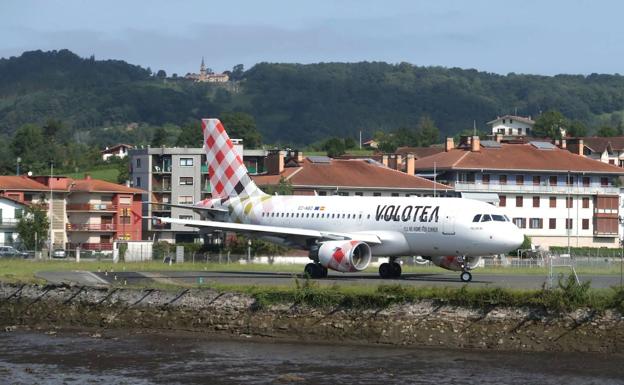 El aeropuerto de Hondarribia ya suma un tercio de los viajeros de todo 2021