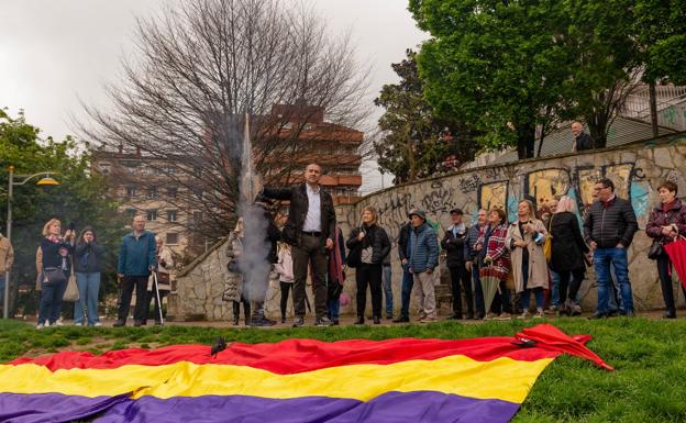 Los cohetes son una tradición el 14 de abril en Eibar