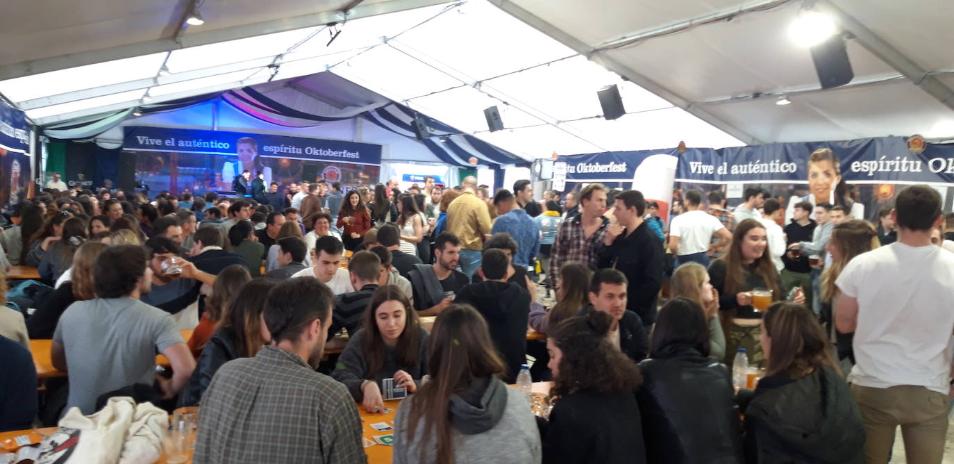 Cientos de personas acuden a la Feria de la Cerveza de Zarautz