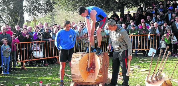 Antigua recupera la fiesta del lunes de Pascua con juegos, chocolatada y herri kirolak
