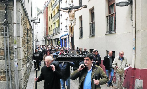 La imagen de Cristo volvió a recorrer las calles del casco urbano