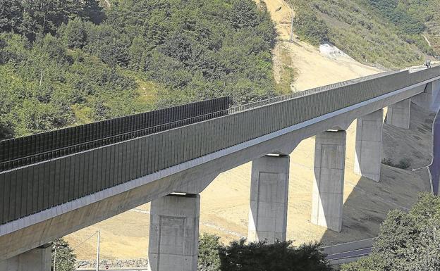 Las constructoras del TAV reclaman más de 80 millones a los gobiernos central y vasco