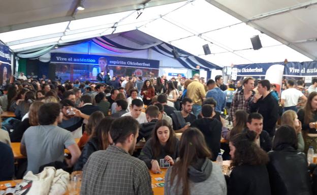 Cientos de personas acuden a la Feria de la Cerveza de Zarautz