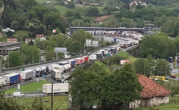 Finalizan las retenciones en Biriatou por la masiva afluencia de camiones todo el día