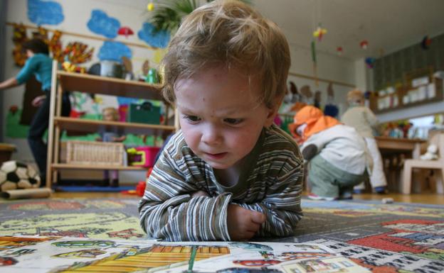 Hilero, sorpresaz betetako kaxa etxeko liburuzale gazteenentzat