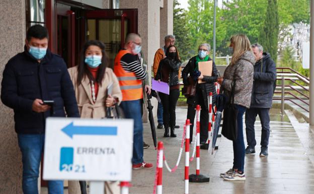 Largas colas para hacer la declaración de la Renta presencial